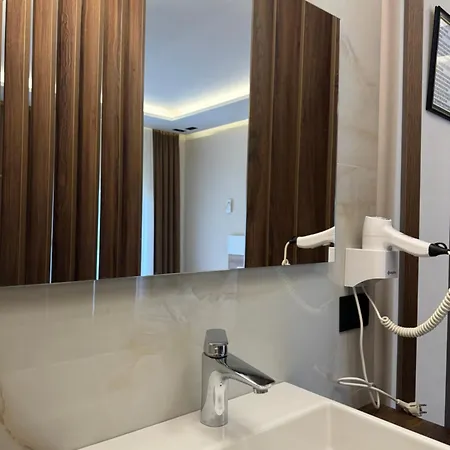 Hotel apartamentowy Jons & Grace *