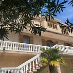 Jons & Grace Apart Otel